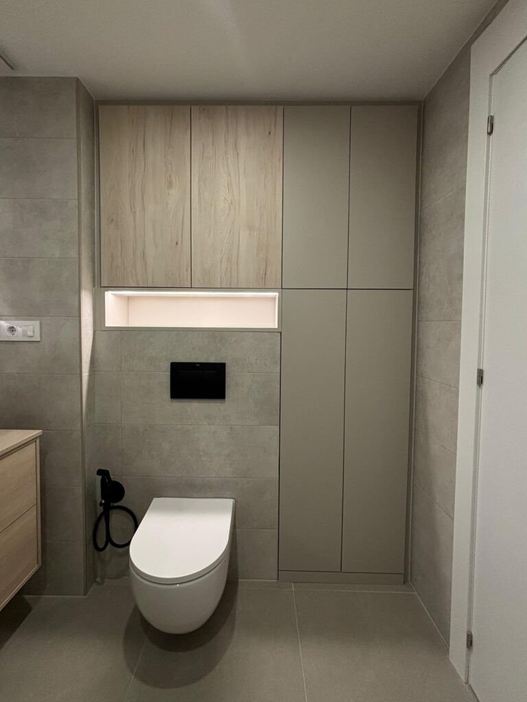 Armario de baño a medida sobre inodoro suspendido y cisterna empotrada