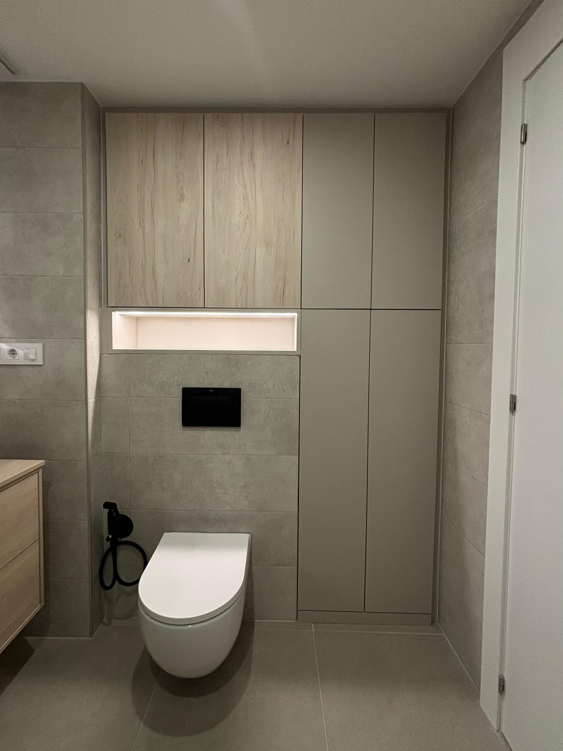 Armario de baño a medida sobre inodoro suspendido y cisterna empotrada